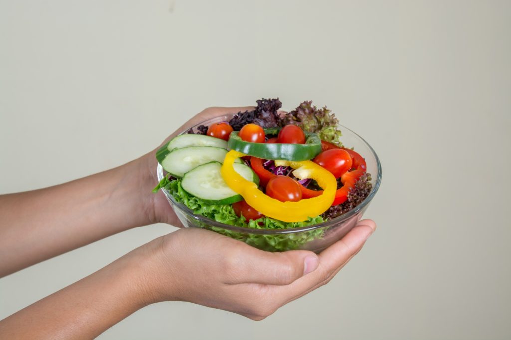 Une personne mangeant sereinement, illustrant l'apaisement des troubles de l'alimentation chez l'adulte TDAH par l'hypnose.